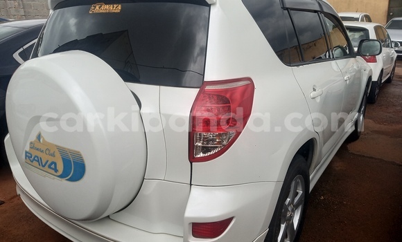 Gura Yakoze Toyota RAV4 White Imodoka i Kampala mu Uganda Gura Yakoze Toyota RAV4 White Imodoka i Kampala mu Uganda