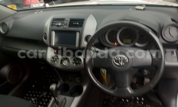 Gura Yakoze Toyota RAV4 White Imodoka i Kampala mu Uganda Gura Yakoze Toyota RAV4 White Imodoka i Kampala mu Uganda
