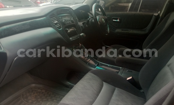 Gura Yakoze Toyota Kluger Silver Imodoka i Kampala mu Uganda Gura Yakoze Toyota Kluger Silver Imodoka i Kampala mu Uganda