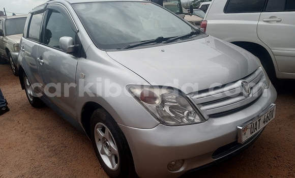 Gura Yakoze Toyota IST White Imodoka i Kampala mu Uganda