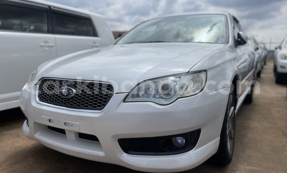 Acheter Occasion Voiture Subaru Legacy Blanc à Kampala, Ouganda Acheter Occasion Voiture Subaru Legacy Blanc à Kampala, Ouganda
