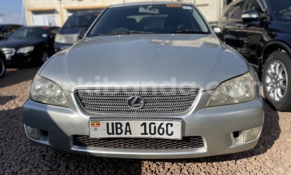 Gura Yakoze Toyota Altezza Silver Imodoka i Kampala mu Uganda