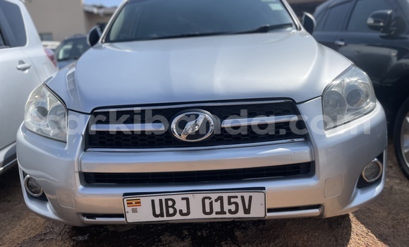 Gura Yakoze Toyota RAV4 Silver Imodoka i Kampala mu Uganda
