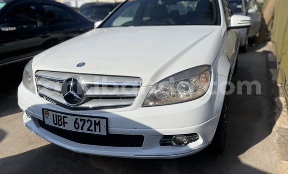 Nunua Ilio tumika Mercedes-Benz C180 coupe Nyeupe Gari ndani ya Kampala nchini Uganda