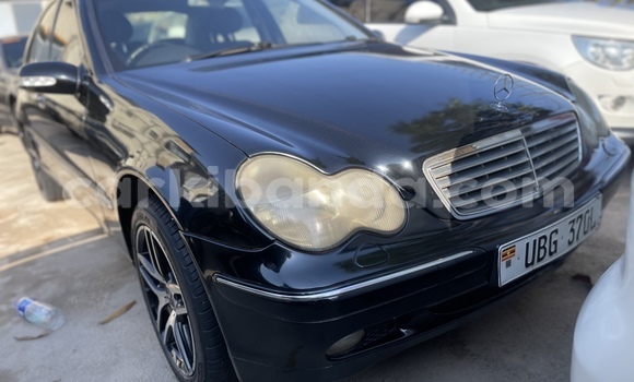 Nunua Ilio tumika Mercedes-Benz C180 coupe Nyeusi Gari ndani ya Kampala nchini Uganda