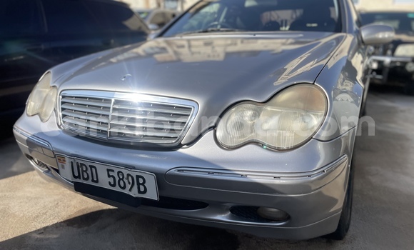 Nunua Ilio tumika Mercedes-Benz C180 coupe Brown Gari ndani ya Kampala nchini Uganda Nunua Ilio tumika Mercedes-Benz C180 coupe Brown Gari ndani ya Kampala nchini Uganda