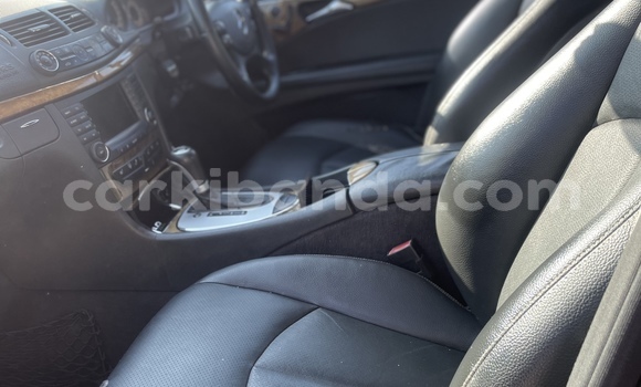 Acheter Occasion Voiture Mercedes-Benz E-Classe Noir à Kampala, Ouganda Acheter Occasion Voiture Mercedes-Benz E-Classe Noir à Kampala, Ouganda