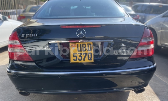 Acheter Occasion Voiture Mercedes-Benz E-Classe Noir à Kampala, Ouganda Acheter Occasion Voiture Mercedes-Benz E-Classe Noir à Kampala, Ouganda