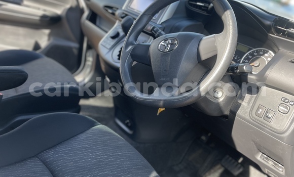 Acheter Occasion Voiture Toyota Wish Gris à Kampala, Ouganda Acheter Occasion Voiture Toyota Wish Gris à Kampala, Ouganda