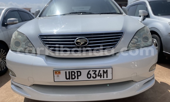Gura Yakoze Toyota Harrier White Imodoka i Kampala mu Uganda