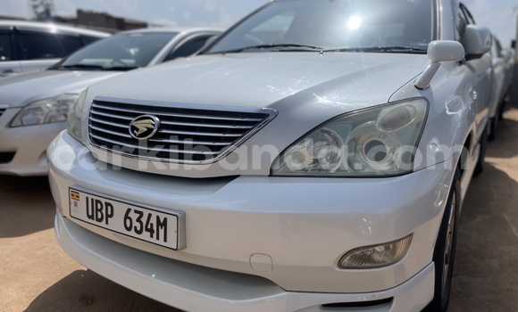 Acheter Occasion Voiture Toyota Harrier Blanc à Kampala, Ouganda Acheter Occasion Voiture Toyota Harrier Blanc à Kampala, Ouganda