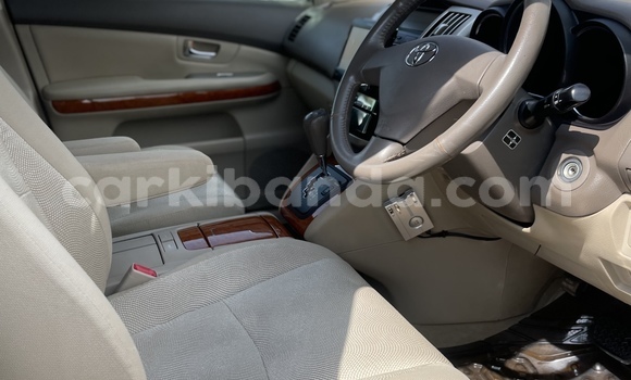 Acheter Occasion Voiture Toyota Harrier Blanc à Kampala, Ouganda Acheter Occasion Voiture Toyota Harrier Blanc à Kampala, Ouganda