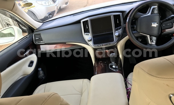 Acheter Occasion Voiture Toyota Crown Blanc à Kampala, Ouganda Acheter Occasion Voiture Toyota Crown Blanc à Kampala, Ouganda