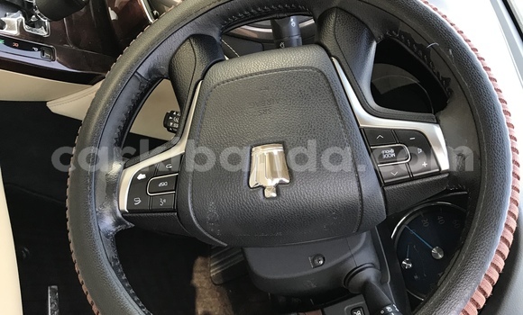 Acheter Occasion Voiture Toyota Crown Blanc à Kampala, Ouganda Acheter Occasion Voiture Toyota Crown Blanc à Kampala, Ouganda