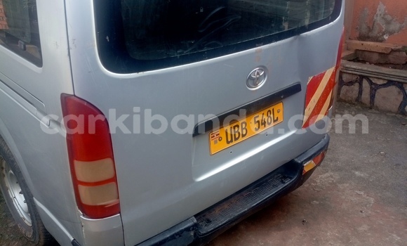 Nunua Ilio tumika Toyota Hiace Fedha Gari ndani ya Kampala nchini Uganda