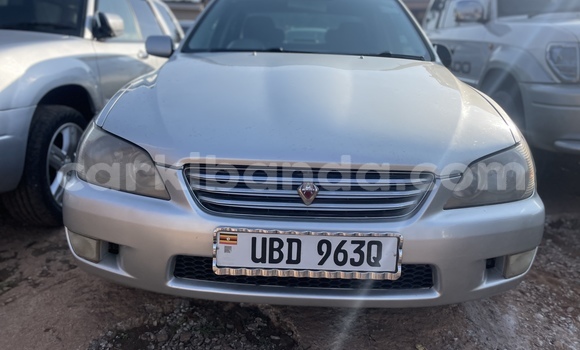 Gura Yakoze Toyota Altezza Silver Imodoka i Kampala mu Uganda