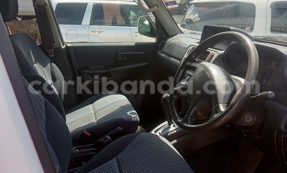 Gura Yakoze Mitsubishi Pajero White Imodoka i Kampala mu Uganda Gura Yakoze Mitsubishi Pajero White Imodoka i Kampala mu Uganda