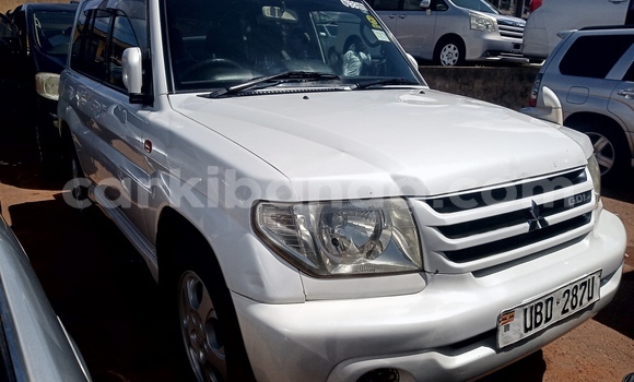 Gura Yakoze Mitsubishi Pajero White Imodoka i Kampala mu Uganda Gura Yakoze Mitsubishi Pajero White Imodoka i Kampala mu Uganda
