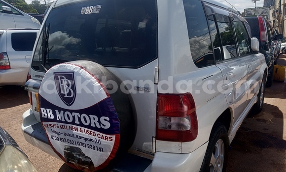 Gura Yakoze Mitsubishi Pajero White Imodoka i Kampala mu Uganda Gura Yakoze Mitsubishi Pajero White Imodoka i Kampala mu Uganda