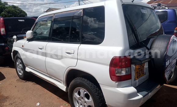 Gura Yakoze Mitsubishi Pajero White Imodoka i Kampala mu Uganda Gura Yakoze Mitsubishi Pajero White Imodoka i Kampala mu Uganda