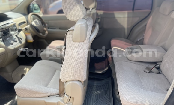 Acheter Occasion Voiture Toyota Raum Bleu à Kampala, Ouganda Acheter Occasion Voiture Toyota Raum Bleu à Kampala, Ouganda