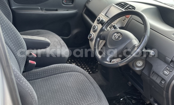 Acheter Occasion Voiture Toyota Ractis Gris à Kampala, Ouganda Acheter Occasion Voiture Toyota Ractis Gris à Kampala, Ouganda