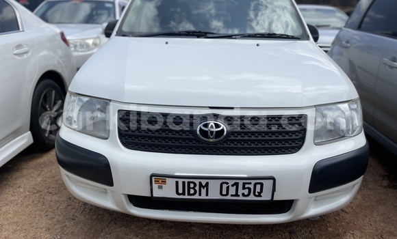 Nunua Ilio tumika Toyota Probox Fedha Gari ndani ya Kampala nchini Uganda