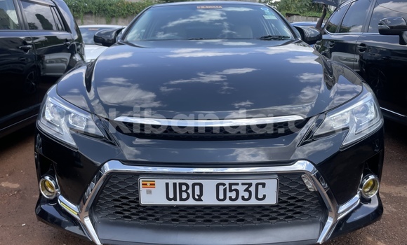 Gura Yakoze Toyota Mark X Black Imodoka i Kampala mu Uganda