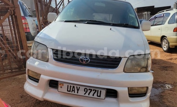 Nunua Ilio tumika Toyota Noah Nyeupe Gari ndani ya Kampala nchini Uganda