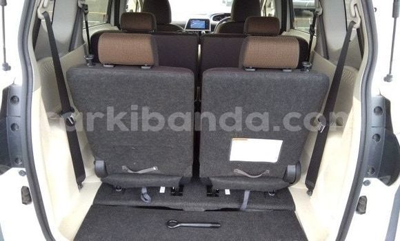 Acheter Neuf Voiture Toyota Sienta Blanc à Kampala, Ouganda Acheter Neuf Voiture Toyota Sienta Blanc à Kampala, Ouganda