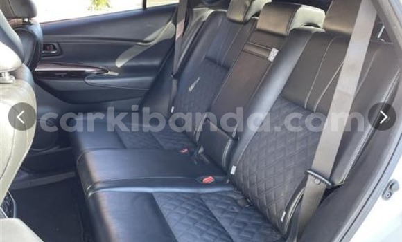Acheter Neuf Voiture Toyota Harrier Blanc à Kampala, Ouganda Acheter Neuf Voiture Toyota Harrier Blanc à Kampala, Ouganda