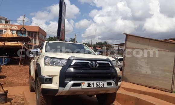 Buy Used Toyota Hilux White Car in Busembatia in Eastern