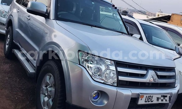 Gura Yakoze Mitsubishi Pajero Black Imodoka i Bugiri mu Eastern Gura Yakoze Mitsubishi Pajero Black Imodoka i Bugiri mu Eastern