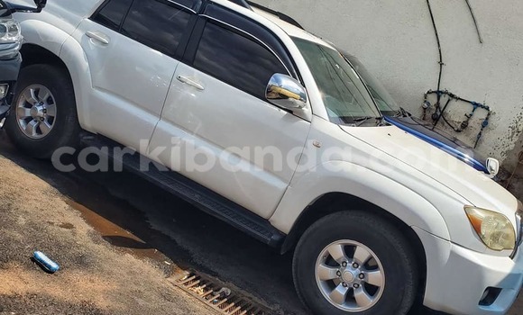 Nunua Ilio tumika Toyota Surf Nyeupe Gari ndani ya Busembatia nchini Mashariki