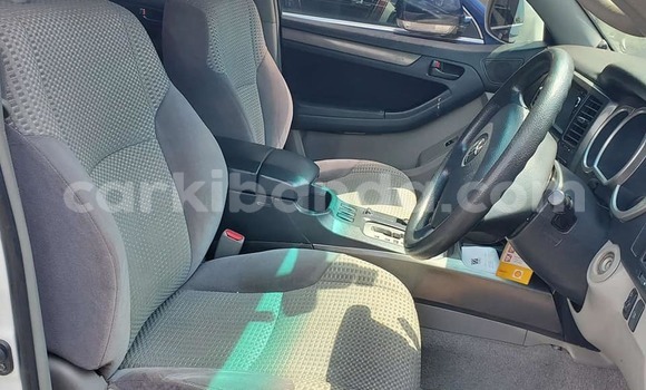 Gura Yakoze Toyota Surf White Imodoka i Busembatia mu Eastern Gura Yakoze Toyota Surf White Imodoka i Busembatia mu Eastern