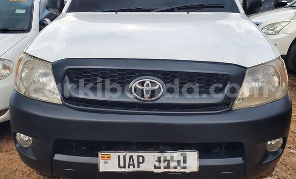 Nunua Ilio tumika Toyota Hilux Nyeupe Gari ndani ya Bugiri nchini Mashariki