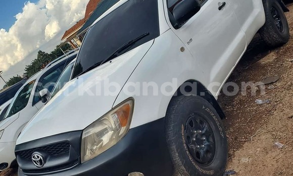 Gura Yakoze Toyota Hilux White Imodoka i Bugiri mu Eastern Gura Yakoze Toyota Hilux White Imodoka i Bugiri mu Eastern