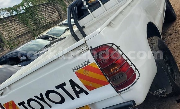 Gura Yakoze Toyota Hilux White Imodoka i Bugiri mu Eastern Gura Yakoze Toyota Hilux White Imodoka i Bugiri mu Eastern