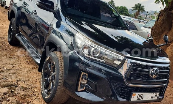 Gura Yakoze Toyota Hilux Black Imodoka i Bugiri mu Eastern Gura Yakoze Toyota Hilux Black Imodoka i Bugiri mu Eastern