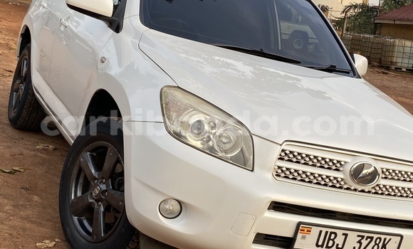 Gura Yakoze AC Ace White Imodoka i Kampala mu Uganda Gura Yakoze AC Ace White Imodoka i Kampala mu Uganda