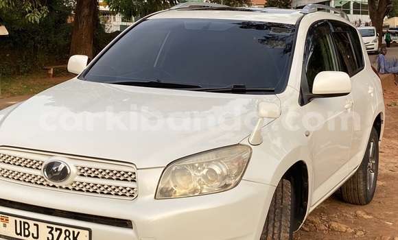 Gura Yakoze AC Ace White Imodoka i Kampala mu Uganda Gura Yakoze AC Ace White Imodoka i Kampala mu Uganda