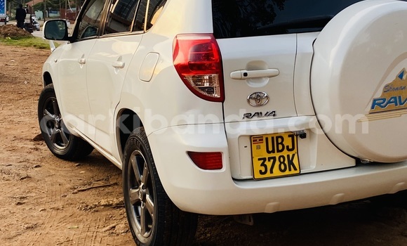 Gura Yakoze AC Ace White Imodoka i Kampala mu Uganda Gura Yakoze AC Ace White Imodoka i Kampala mu Uganda