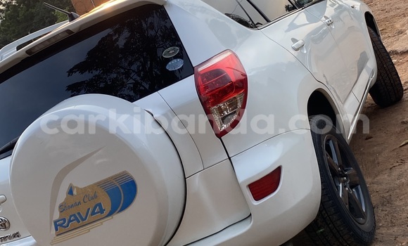 Gura Yakoze AC Ace White Imodoka i Kampala mu Uganda Gura Yakoze AC Ace White Imodoka i Kampala mu Uganda