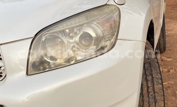 Gura Yakoze AC Ace White Imodoka i Kampala mu Uganda Gura Yakoze AC Ace White Imodoka i Kampala mu Uganda