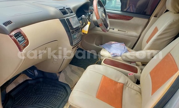 Acheter Occasion Voiture Toyota Picnic Gris à Kampala, Ouganda Acheter Occasion Voiture Toyota Picnic Gris à Kampala, Ouganda