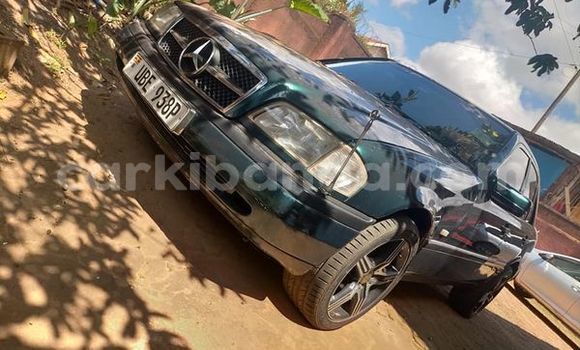Gura Yakoze Mercedes-Benz C-Classe Green Imodoka i Kampala mu Uganda
