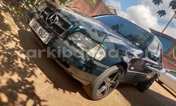 Acheter Occasion Voiture Mercedes-Benz C-Classe Vert à Kampala, Ouganda Acheter Occasion Voiture Mercedes-Benz C-Classe Vert à Kampala, Ouganda