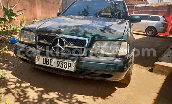 Acheter Occasion Voiture Mercedes-Benz C-Classe Vert à Kampala, Ouganda Acheter Occasion Voiture Mercedes-Benz C-Classe Vert à Kampala, Ouganda