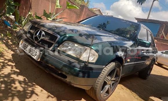 Acheter Occasion Voiture Mercedes-Benz C-Classe Vert à Kampala, Ouganda Acheter Occasion Voiture Mercedes-Benz C-Classe Vert à Kampala, Ouganda