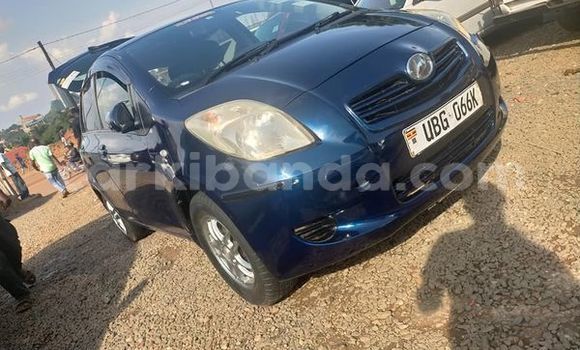 Gura Yakoze Toyota Vitz Blue Imodoka i Kampala mu Uganda